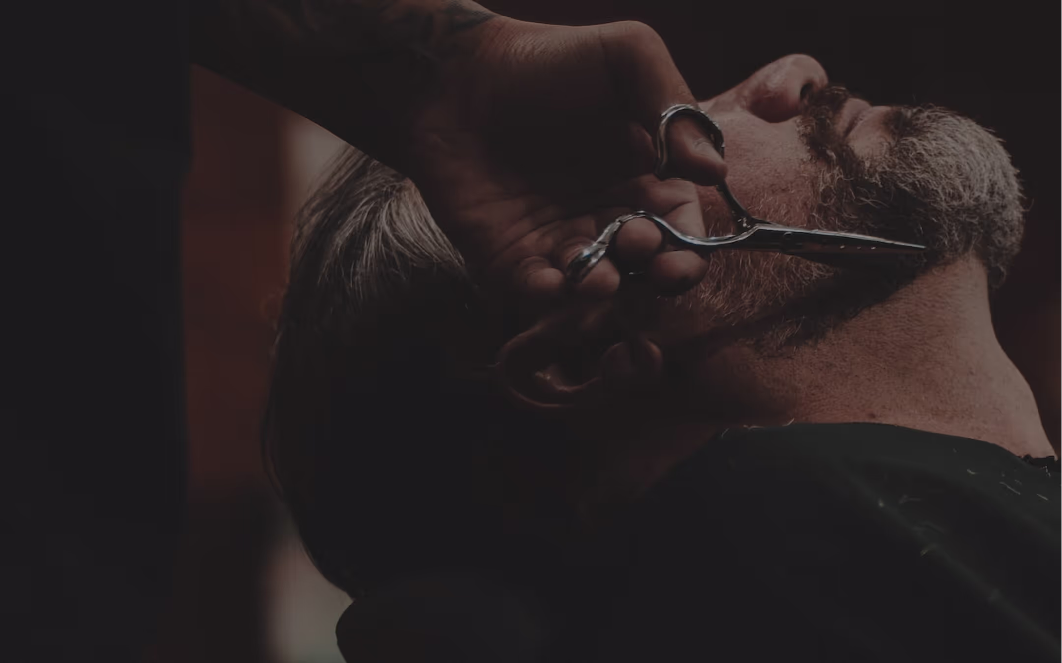Homem fazendo a barba